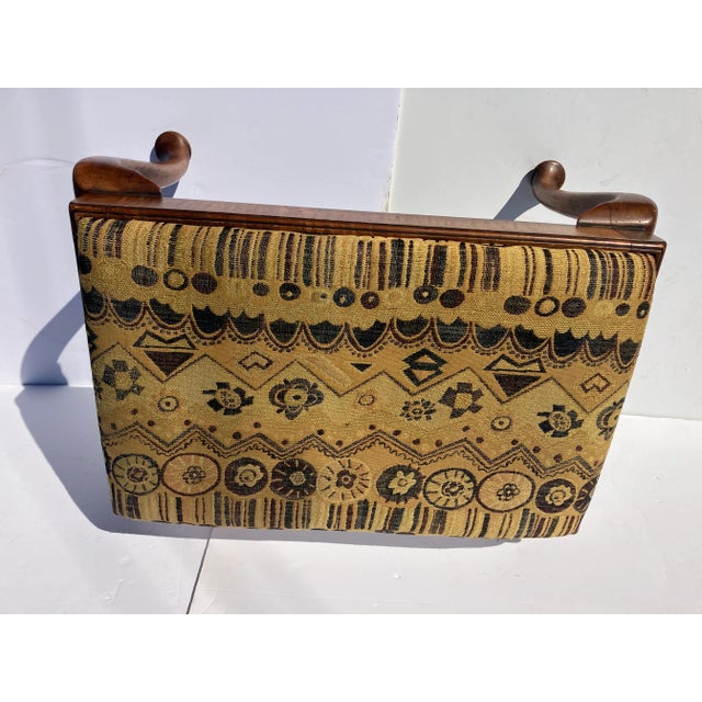 1920s 1920s American Tiger Maple Queen Anne Style Bench For Sale - Image 5 of 5