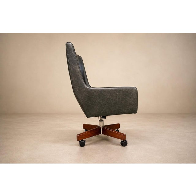 “Holperin” Executive Armchair in Green Leather & Brazilian Rosewood, Sergio Rodrigues for Oca, Brazil, 1962 For Sale - Image 13 of 18
