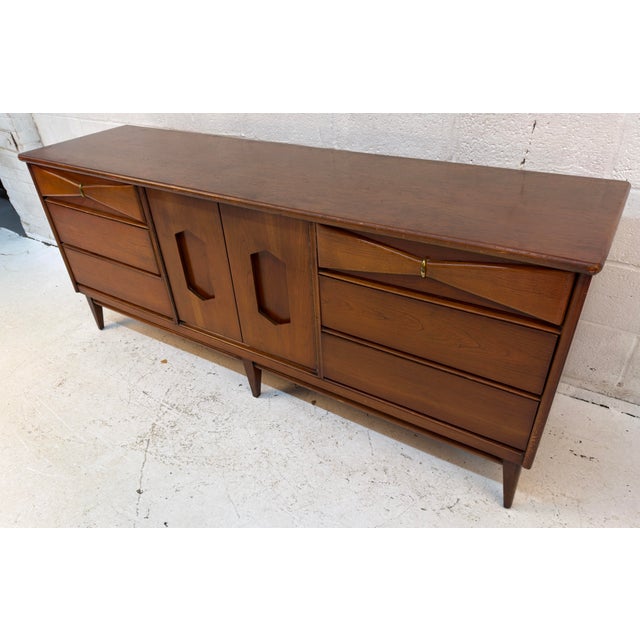 Vintage Bassett "Danique" Nine-Drawer Lowboy Dresser For Sale In New York - Image 6 of 15