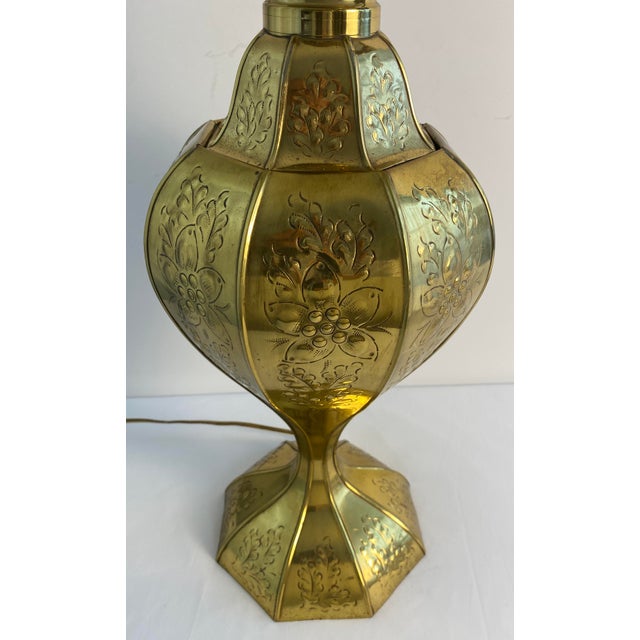 20th Century Indian Engraved Brass Table Lamp With Floral Decoration For Sale In Miami - Image 6 of 7