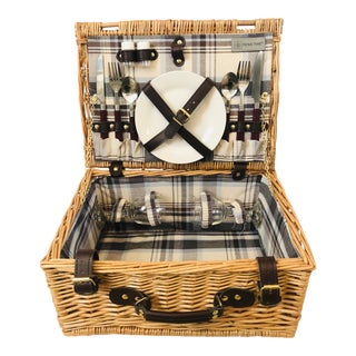 Fitted Wicker Picnic Picnic Basket for Two For Sale