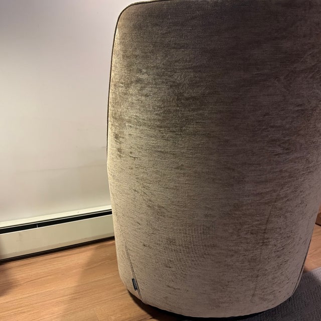Contemporary Minotti Portofino Swivel Chair. For Sale - Image 3 of 4