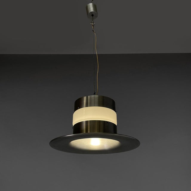 Italian modern rounde base chandelier in aluminum and white glass band, 1970s Round base chandelier in aluminum. The...