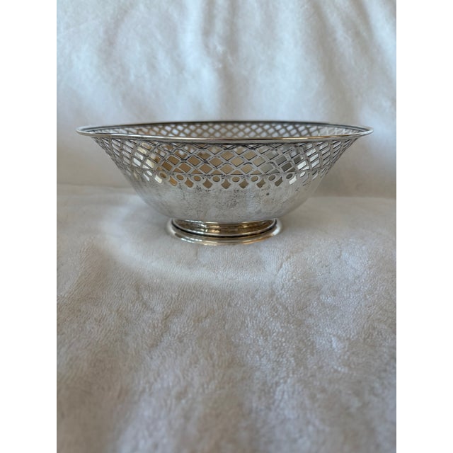 This Sterling Silver round lattice designed bowl boasts elegance and style. Measuring 9"x3.5", it is versatile used as a...