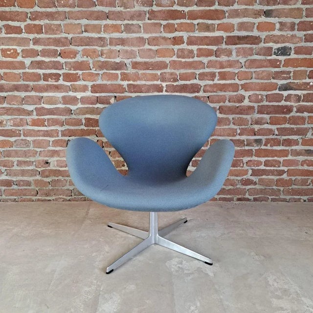 Textile Swan Chair No. 3320 by Arne Jacobsen for Fritz Hansen, 1960s For Sale - Image 7 of 7
