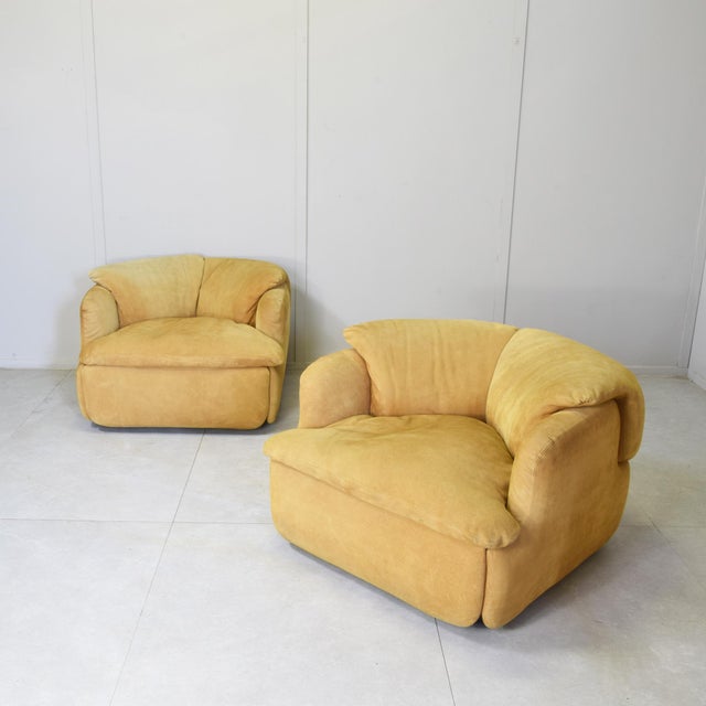 Confidential Lounge Chairs in Ochre Suede by Alberto Rosselli for Saporiti, 1970s, Set of 2 For Sale - Image 12 of 12