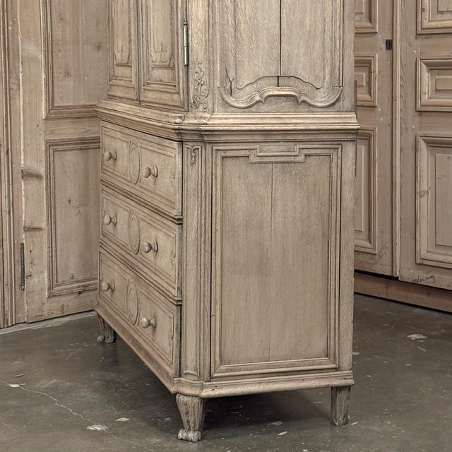 18th Century Liégeois Régence Period Stripped Oak Linen Press For Sale - Image 15 of 18
