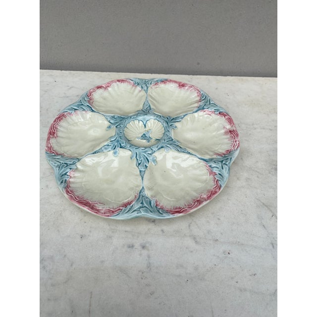 Rare 19th century Majolica oyster plate with pastels colors, shells and seaweeds signed Gien.