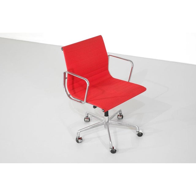 1980s EA 117 Armchair by Charles Ray Eames for ICF, 1980s For Sale - Image 5 of 16