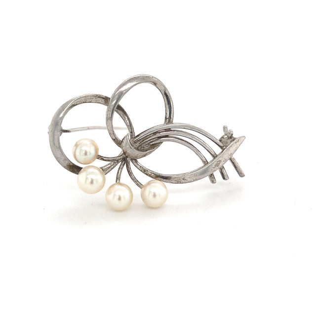 White 1990s Mikimoto Estate Akoya Pearl Brooch Sterling Silver 5.5 Mm M232 For Sale - Image 8 of 9