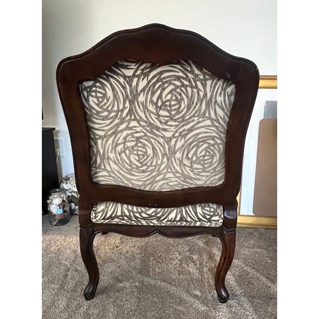 French Provincial Thomasville Furniture Vintage Louis XV Country French Provincial Armchair Brown & Cream Abstract For Sale - Image 3 of 5