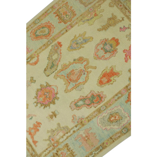 This modern Turkish Oushak rug is a stunning piece of art that has been handwoven using traditional techniques by skilled...