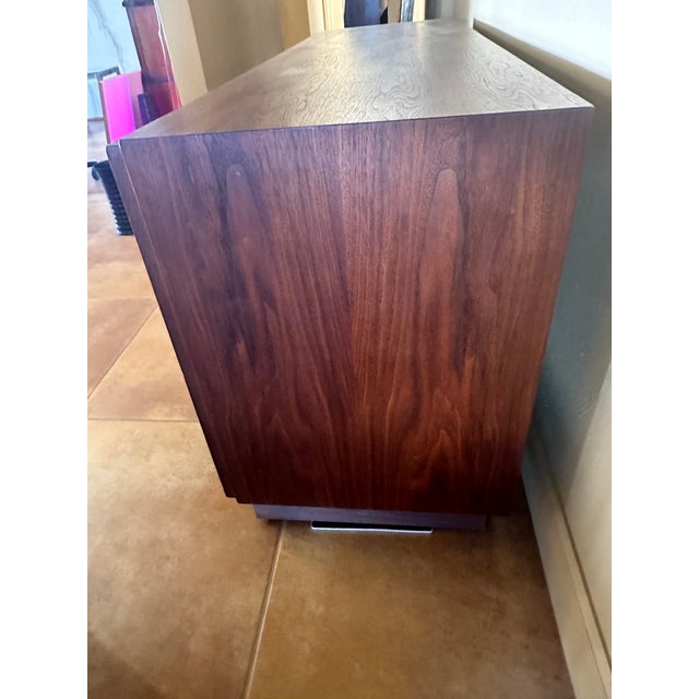 Brown Saltman 1960s Walnut 8 Drawer Dresser by John Keel for Brown Saltman For Sale - Image 4 of 6