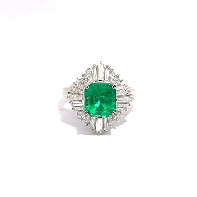 Modern Platinum 2.15ct Emerald & 1.27ctw Diamond Ballerina Cocktail Ring, Size 6 For Sale - Image 3 of 9