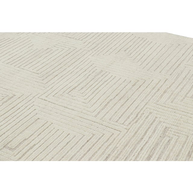 This hand-knotted wool 8x10 rug belongs to an exciting new line in Rug & Kilim’s Modern Collection, with a play of simple...