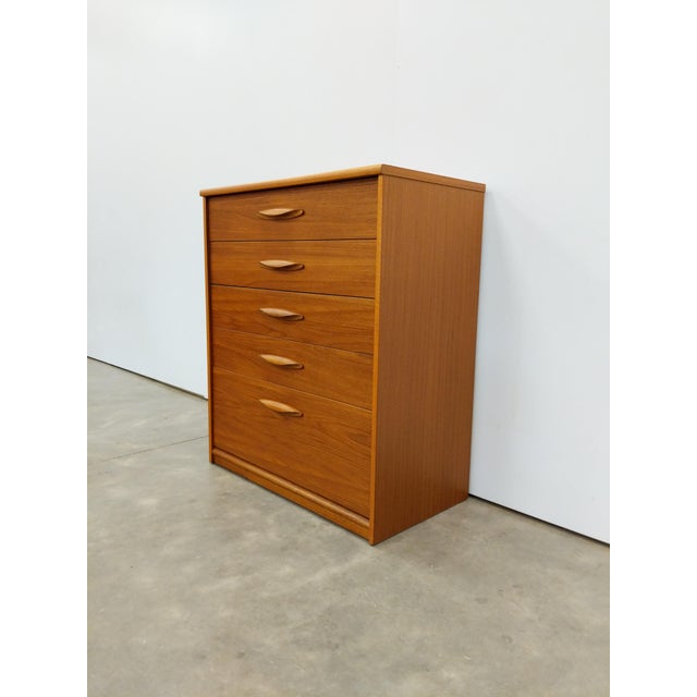 Authentic vintage mid century modern teak dresser / chest of drawers. This piece is in excellent condition with few signs...