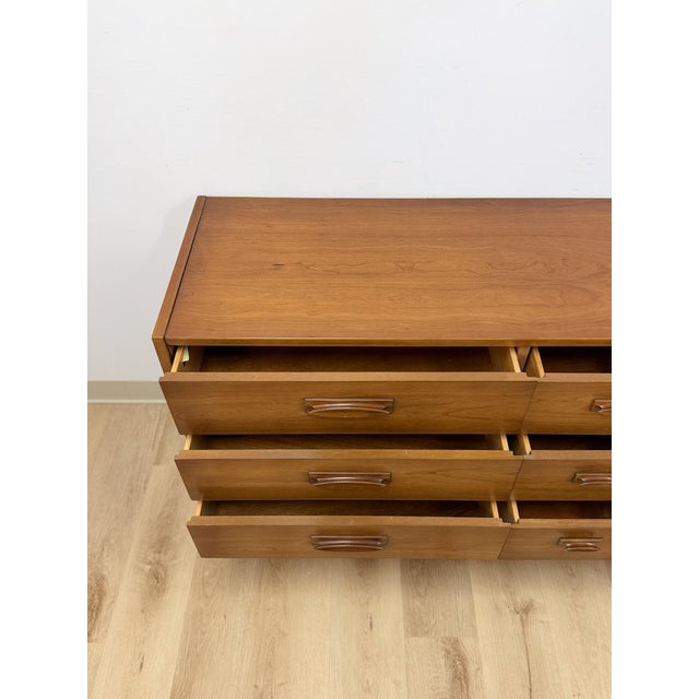 Vintage United MCM Nine Drawer Lowboy Dresser Collectible Mid Century Walnut For Sale - Image 9 of 14