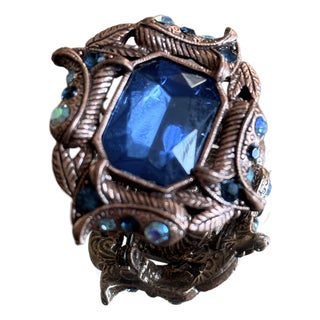 1970s Hollywood Regency Brooch With Tanzanite Rhinestones For Sale