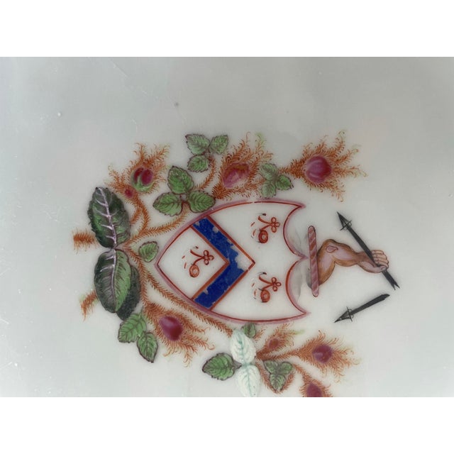 Early 19th Century Early 19th Century Chinese Export Armorial Platter With Crest For Sale - Image 5 of 6
