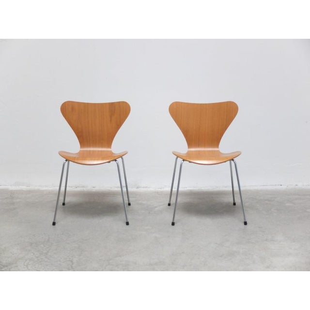 Arne Jacobsen Series 7 Chairs in Oak by Arne Jacobsen for Fritz Hansen, 1955, Set of 2 For Sale - Image 4 of 12