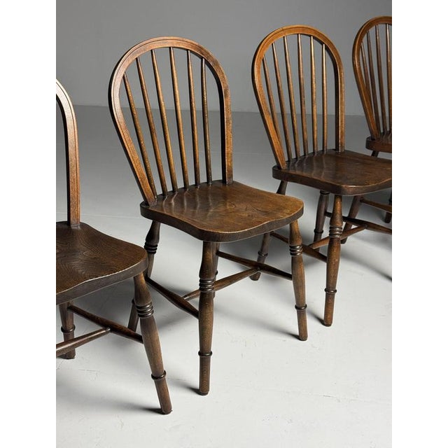 Set of 4 windsor chairs. Originating from england. This set of 4 windsor/spindle chairs dates from the 1950s/1960s. All in...