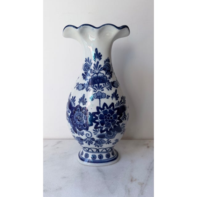 Ceramic Vintage Seymour Mann "China Blue" Ruffled Fine Porcelain Floral Vase – Chinoiserie / Delft Style For Sale - Image 7 of 9