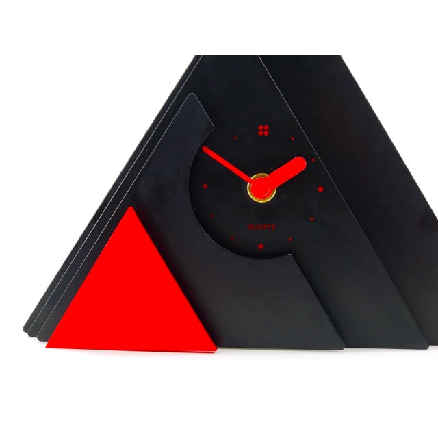 A beautiful post-modern black and red triangle desk / table / mantel clock from the 1980s. Designed by Makiko Taniguchi,...