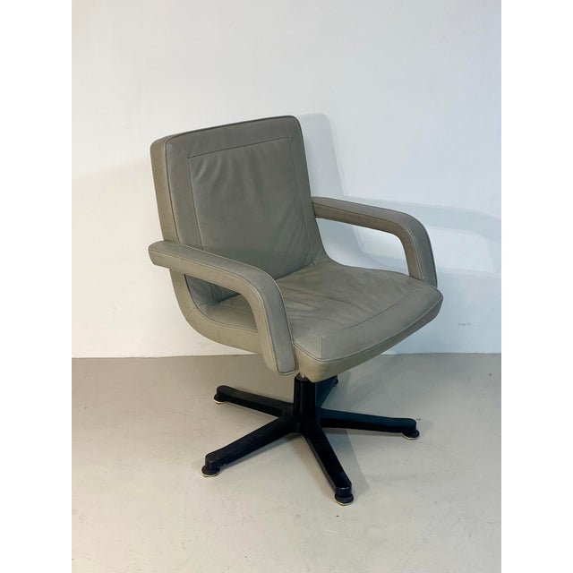 Mobilier International visitor chair in gray leather, 2000, swivel with a central metal base. Designed in the 2000s by the...