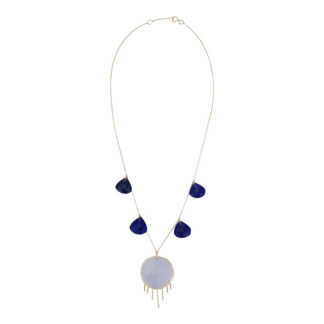 Art Deco 39.1 Carat Lapis Lazuli & Chalcedony Boho Charm Necklace in 18k Yellow Gold For Sale - Image 3 of 9