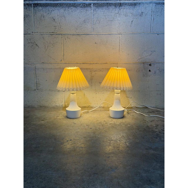 1960s Mid-Century Modern White Ceramic Table Lamps With Pleated Shades - Set of 2 For Sale - Image 4 of 9