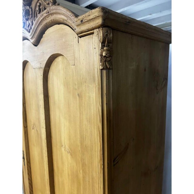 Beautiful and authentic French bonnetière in solid pine, crafted in the regional style of a country house in the early...