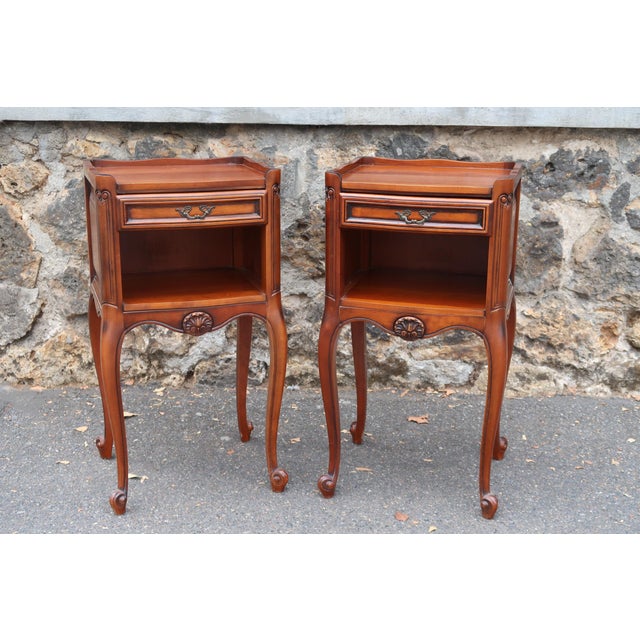 Set of two french Louis XV style side tables nightstands. Parisian work of the middle of the XXth century made from solid...