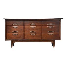 Example of Hooker Furniture Standard Dressers