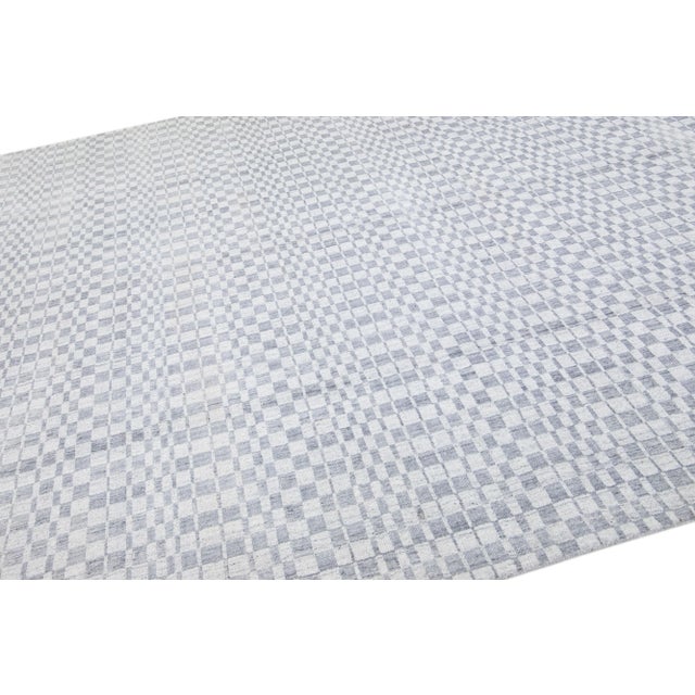 2010s Modern Seamless Designed Wool & Silk Rug in Gray For Sale In New York - Image 6 of 7