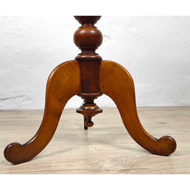 Antique Victorian English Round Tripod Side Table in Mahogany, 1890 For Sale - Image 6 of 8