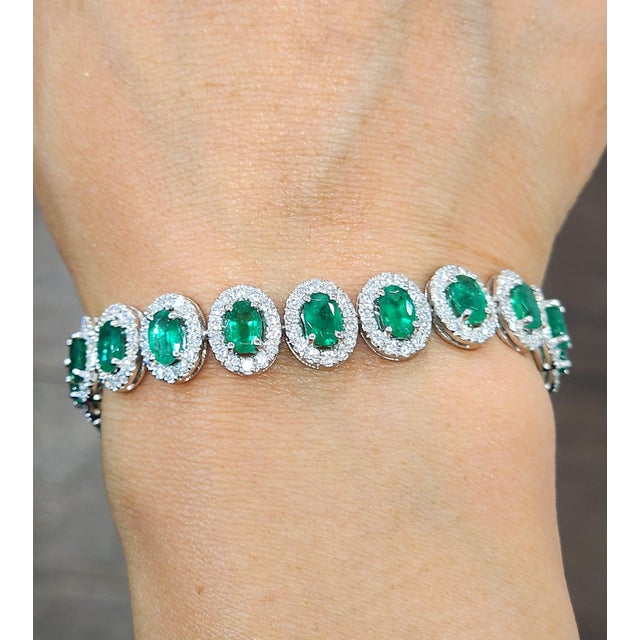 Modern 14.11 Ct Natural Emerald & Diamond Bracelet For Sale - Image 3 of 8