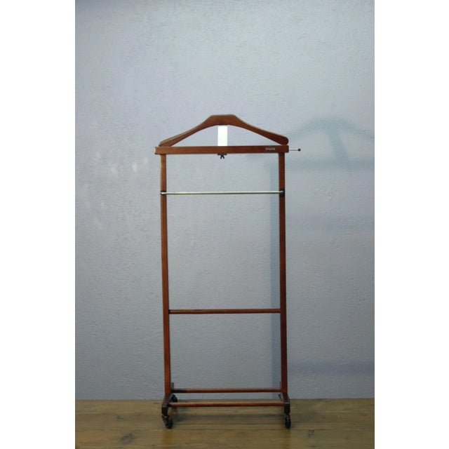 Vintage valet in varnished wood with brass trim by Fratelli Reguitti, Italy circa 1950. In very good state of...