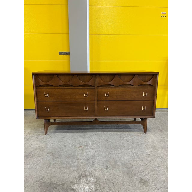 Authentic and classic 6 drawer Broyhill Brasilia lowboy dresser with mirror