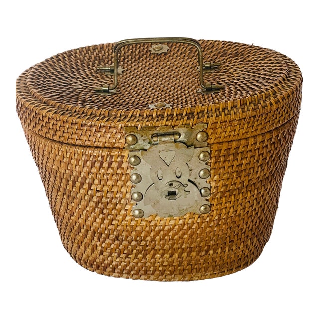 Cute Vintage Woven Wicker Reed Picnic Basket For Sale