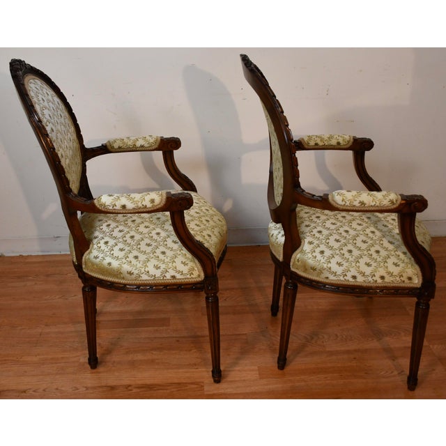 Off-white 1930s French Louis XV Carved Walnut Set of 6 Dining Room Chairs / 2 Arm & 4 Side For Sale - Image 8 of 18