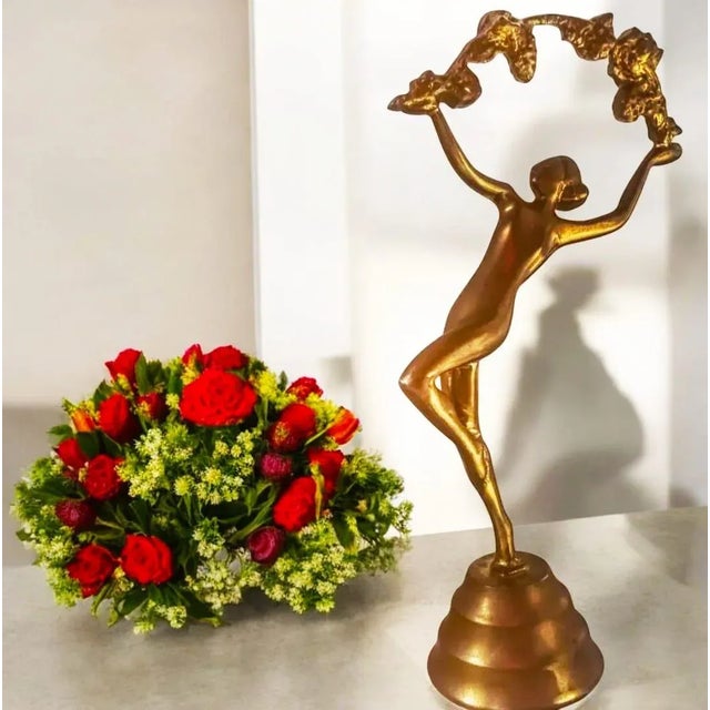 Art Deco Bronze Sculpture - Female Figure with Garland Discover timeless elegance with this exquisite Art Deco bronze...