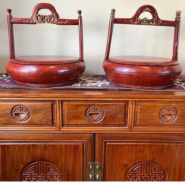 Late 19th Century Antique Chinese Cinnabar Red Lacquer Wedding Buckets Gilt Carved - A Pair For Sale - Image 5 of 16