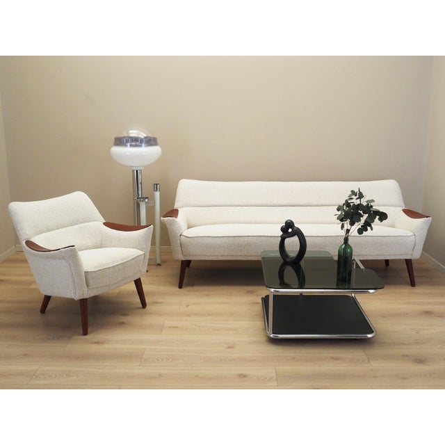 The coffee table was made in the 1980s, Italian production. Top made of glass, structure and legs made of metal. The...