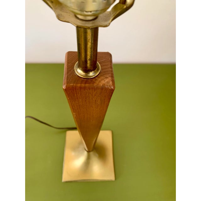 Laurel Lamp Company Mid-Century Laurel Co. Teak Brass Tulip Table Lamp For Sale - Image 4 of 6