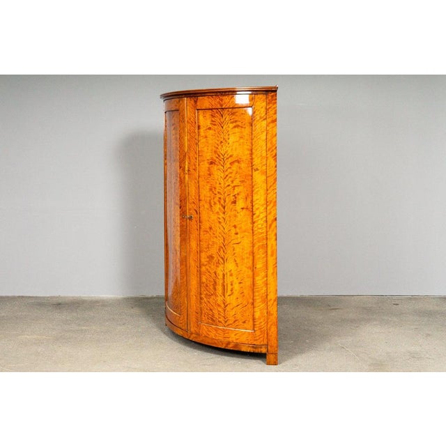 19th Century Biedermeier Corner Cabinet in Birch For Sale - Image 4 of 18