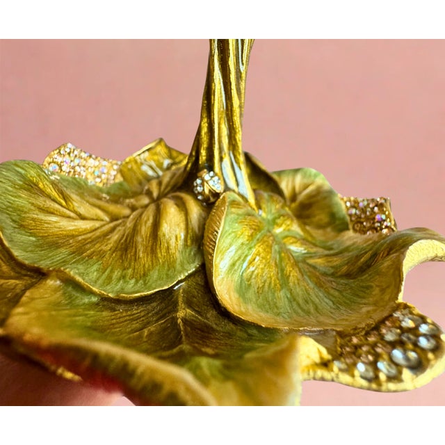 This sculptural calla lily ring holder by Jay Strongwater is a statement in miniature luxury. Rich green and gold enamel...