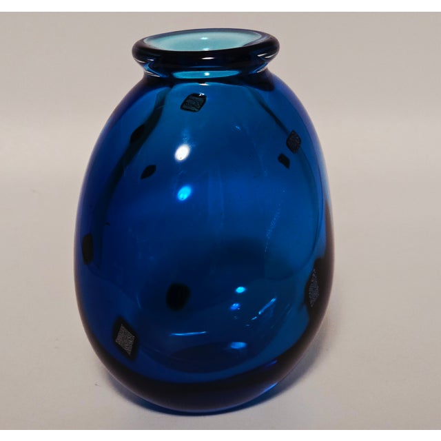 Sharon Fujimoto Studio Art Glass Vase – Deep Blue With Geometric Inclusions For Sale - Image 4 of 11