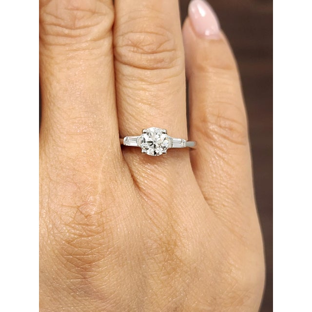 Modern 1.13 Ct Platinum Diamond Ring Size 5 For Sale - Image 3 of 9