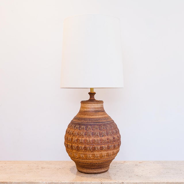 1970s Large California Modern Stoneware Table Lamp by Bob Kinzie, Signed For Sale - Image 12 of 12
