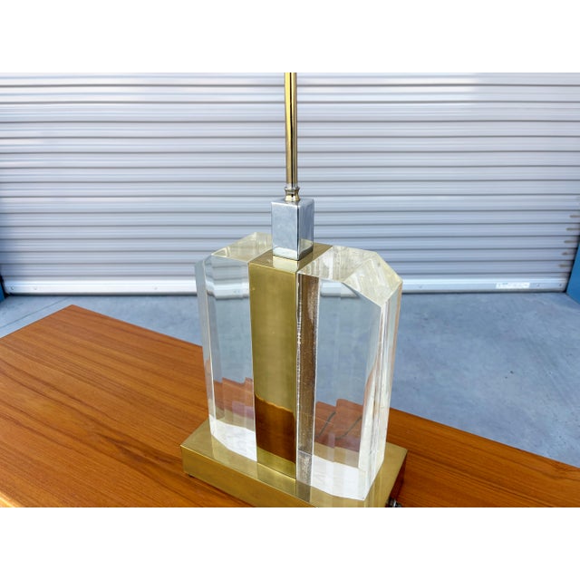 Bringing high-end Hollywood Regency luxury and mid-century modern glamour together, this striking 1970s table lamp was...